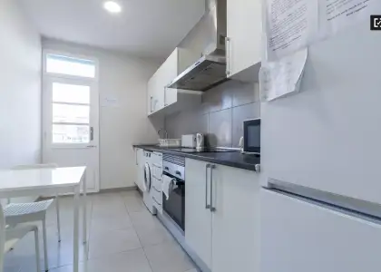 Amplia habitación en un apartamento de 5 dormitorios en Russafa, Valencia en Valencia