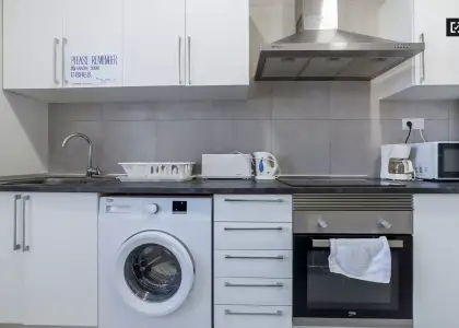 Cama doble en habitaciones en alquiler en apartamento de 5 habitaciones en la moderna Russafa en Valencia
