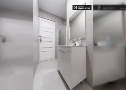 Cama doble en habitaciones en alquiler en apartamento de 5 habitaciones en la moderna Russafa en Valencia