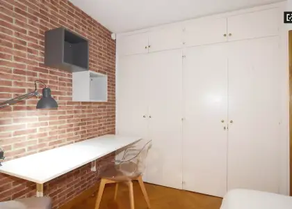 Habitación animada en apartamento de 4 dormitorios en Poblenou. en Barcelona