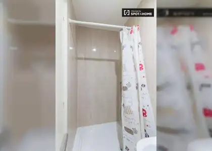 Habitación en piso compartido de 3 dormitorios en alquiler en Santa Eulàlia, con todos los gastos incluidos en Barcelona