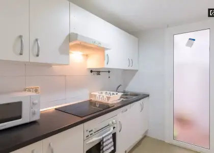 Habitación en piso compartido de 3 dormitorios en alquiler en Santa Eulàlia, con todos los gastos incluidos en Barcelona