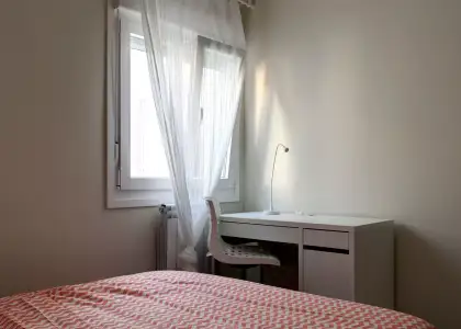 Habitación en piso compartido de 3 habitaciones en Zaragoza, gastos incluidos, ideal para profesionales y estudiantes, solo mujeres. en Zaragoza