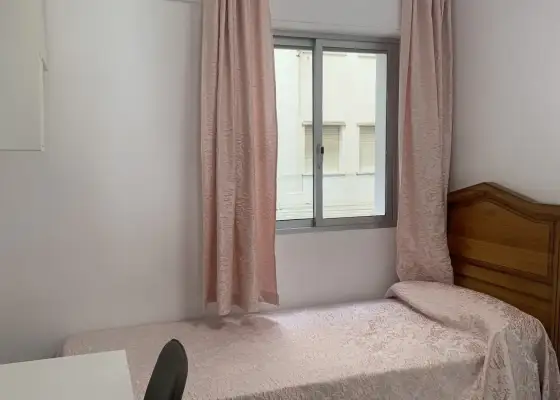Habitación en piso compartido de 4 dormitorios en alquiler en Jardín de Málaga, solo para profesionales