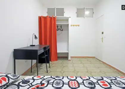 Habitación en piso compartido de 4 habitaciones en alquiler en El Raval, solo para profesionales y estudiantes. en Barcelona