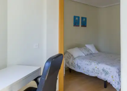 Habitación en piso compartido de 4 habitaciones en alquiler en Zaragoza, ideal para mujeres. en Zaragoza