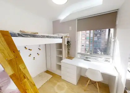 Habitación en piso compartido de 5 habitaciones en Casería de Montijo, con todos los gastos incluidos, ideal para mujeres profesionales o estudiantes. en Granada