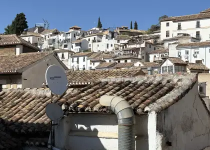 Habitación en piso compartido de 6 habitaciones en alquiler en Albaycín perfecta para chicas, profesionales y estudiantes en Granada