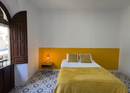 Habitación en piso compartido de 6 habitaciones en alquiler en Albaycín perfecta para chicas, profesionales y estudiantes en Granada
