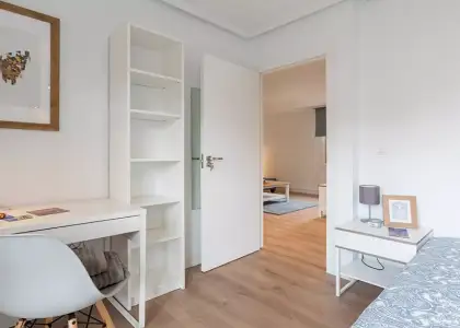 Habitación en piso compartido en Bilbao con balcón privado en Bilbao