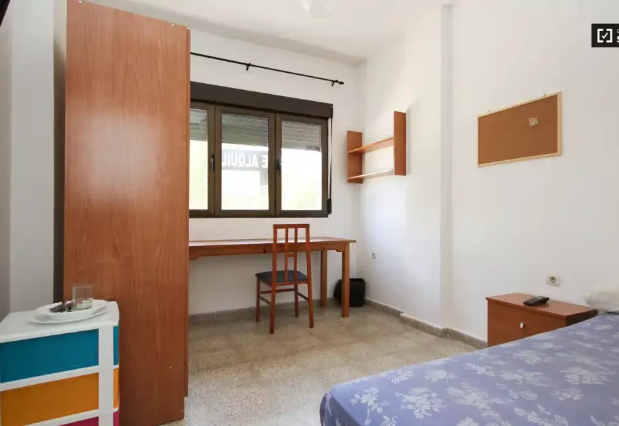 Habitación en un apartamento compartido de 15 habitaciones en alquiler en Pajaritos, ideal para mujeres y profesionales. en Granada