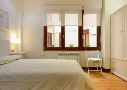Habitación en un apartamento compartido de 4 dormitorios en alquiler en Abando, gastos incluidos, perfecto para profesionales y estudiantes en Bilbao