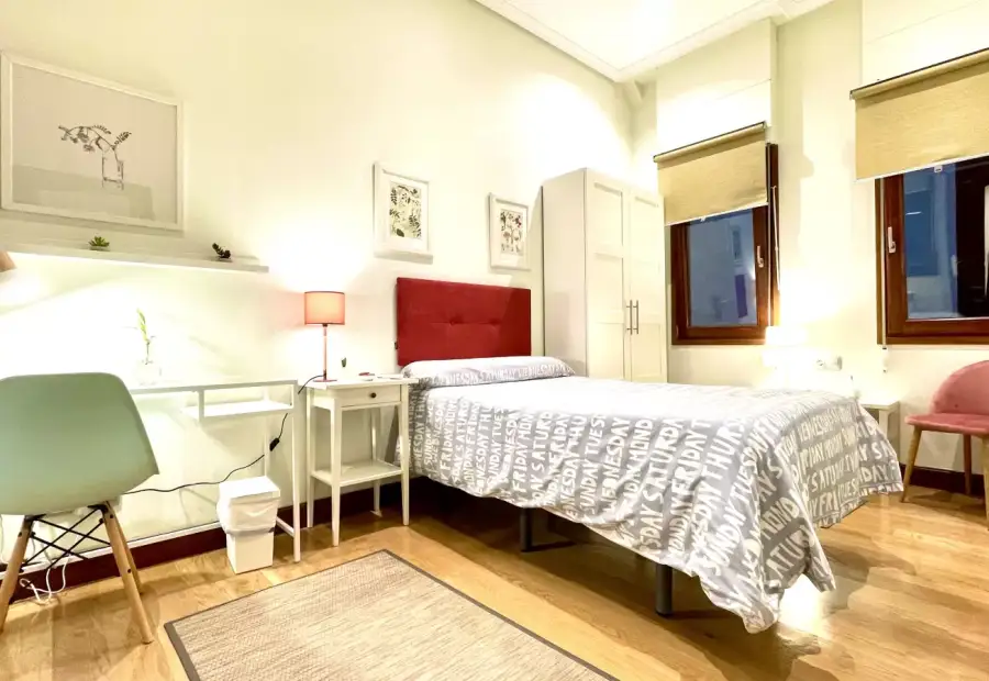 Habitación en un apartamento compartido de 4 dormitorios en alquiler en Abando, gastos incluidos, perfecto para profesionales y estudiantes en Bilbao