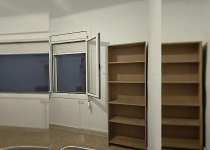 Habitación en un apartamento compartido de 4 habitaciones en El Carmelo, con todos los gastos incluidos. en Barcelona