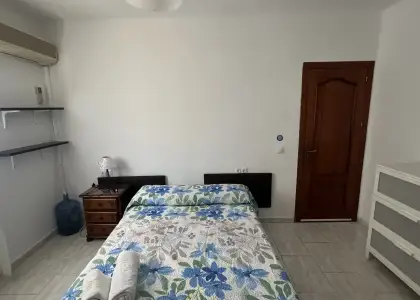 Habitación en un apartamento compartido de 8 habitaciones en Cruz del Humilladero. Se admiten parejas. en Málaga