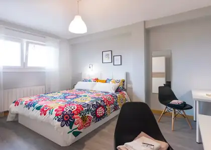 Habitación en un piso compartido de 3 habitaciones en alquiler en Arabella, todos los gastos incluidos. en Bilbao