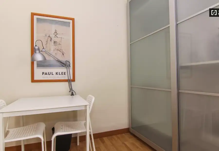 Habitación en un piso compartido de 5 habitaciones en alquiler en Russafa, gastos incluidos. en Valencia