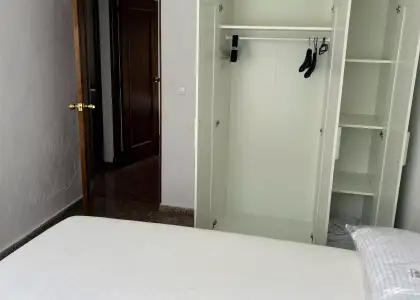 Habitación en un piso compartido de 5 habitaciones en Murcia, con algunos gastos incluidos. en Murcia