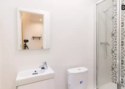 Habitación en un piso compartido de 7 dormitorios en alquiler en Sants, gastos incluidos. en Barcelona