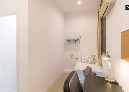 Habitación en un piso compartido de 7 dormitorios en alquiler en Sants, gastos incluidos. en Barcelona