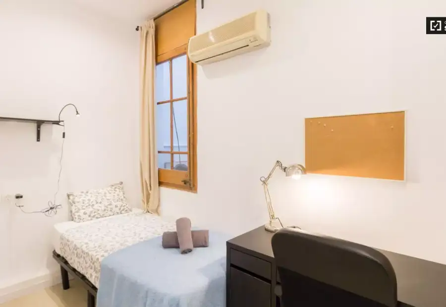 Habitación en un piso compartido de 7 dormitorios en alquiler en Sants, gastos incluidos. en Barcelona