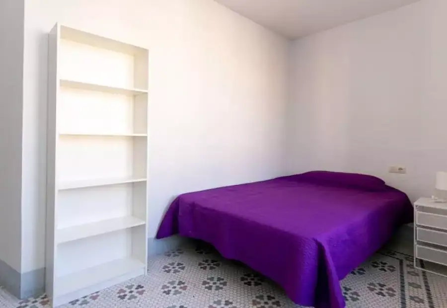 Habitación en un piso compartido de 7 habitaciones en alquiler en San Ildefonso. en Granada