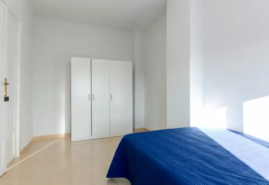 Habitación en un piso compartido de 7 habitaciones en alquiler en San Ildefonso. en Granada