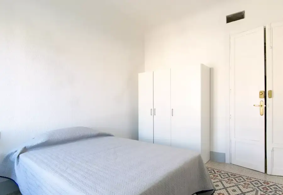 Habitación en un piso compartido de 7 habitaciones en alquiler en San Ildefonso. en Granada