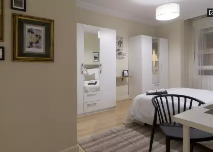 Habitación en un piso compartido de 8 habitaciones en Abando, con todos los gastos incluidos, ideal para profesionales y estudiantes. en Bilbao