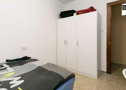 Habitación soleada con cama doble en alquiler en Centro en Granada