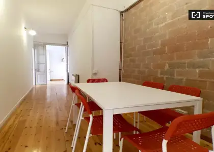 Habitación soleada con cama individual en alquiler en Gràcia en Barcelona