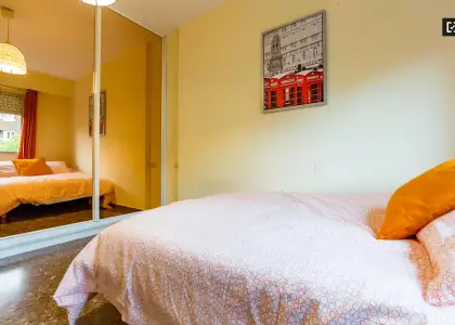 Habitación soleada con ventana con vistas a la calle en un apartamento de 5 dormitorios, Algirós en Valencia