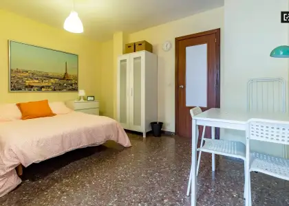 Habitación soleada con ventana con vistas a la calle en un apartamento de 5 dormitorios, Algirós en Valencia