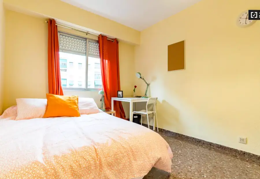 Habitación soleada con ventana con vistas a la calle en un apartamento de 5 dormitorios, Algirós en Valencia