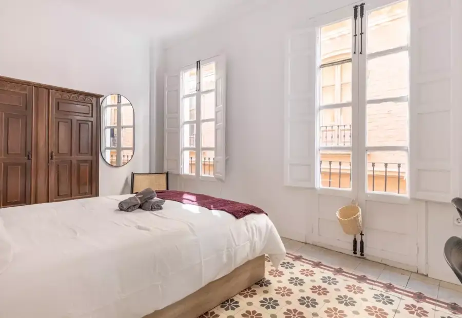 Se alquila habitación doble en piso de 8 habitaciones en Granada en Granada