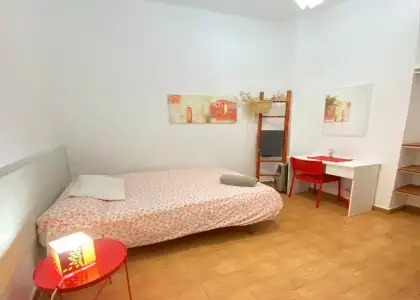 Se alquila habitación en piso compartido de 3 habitaciones en Centro Histórico, todos los gastos incluidos. en Málaga