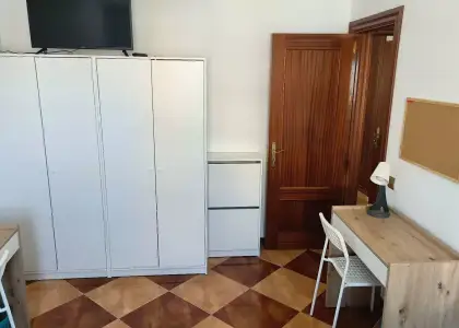 Se alquila habitación en piso compartido de 3 habitaciones en Cruz del Humilladero, gastos incluidos, solo chicas en Málaga