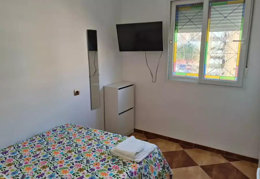 Se alquila habitación en piso compartido de 3 habitaciones en Cruz del Humilladero, gastos incluidos, solo chicas en Málaga