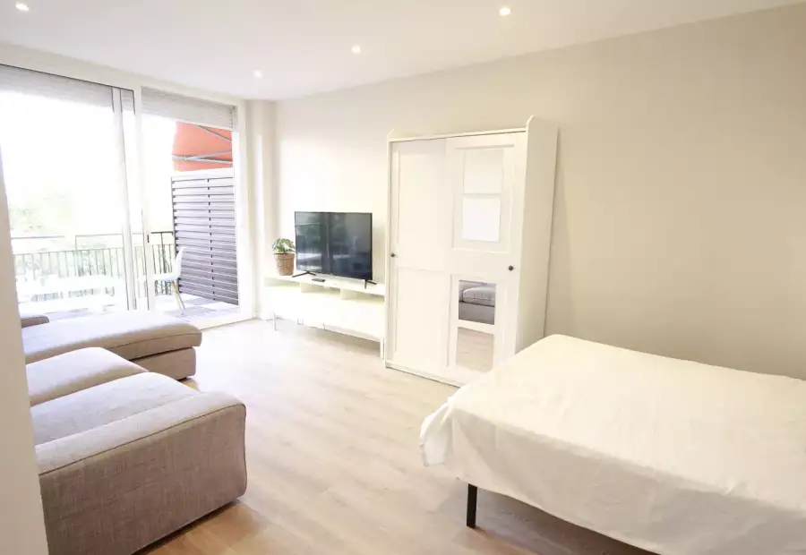 Se alquila habitación en piso compartido de 4 habitaciones en la Nova Esquerra de l'Eixample, gastos incluidos en Barcelona