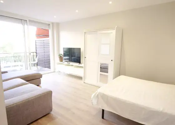 Se alquila habitación en piso compartido de 4 habitaciones en la Nova Esquerra de l'Eixample, gastos incluidos en Barcelona