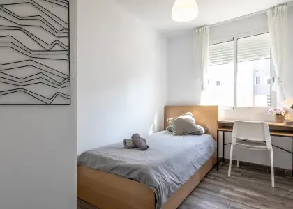 Se alquila habitación en piso compartido de 5 habitaciones en L'Illa Perduda. en Valencia