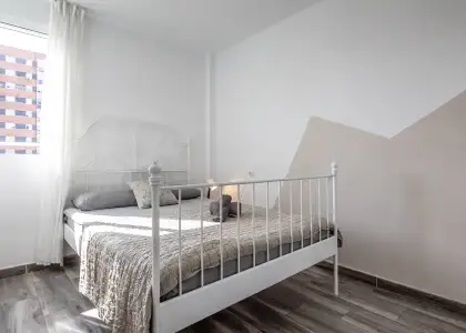 Se alquila habitación en piso compartido de 5 habitaciones en L'Illa Perduda. en Valencia