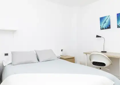 Se alquila habitación en piso compartido de 5 habitaciones en Zaragoza, todos los gastos incluidos. en Zaragoza