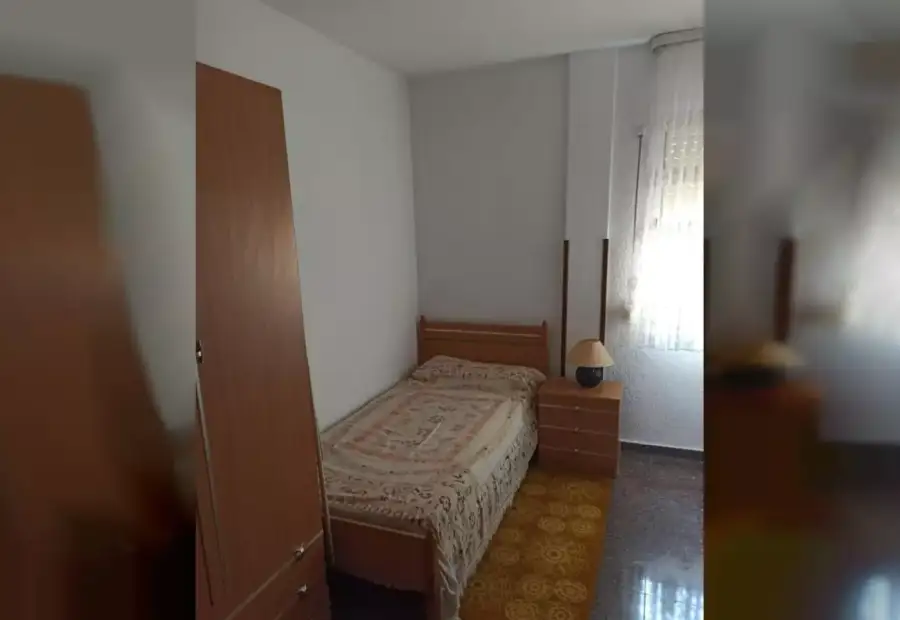 Se alquila habitación en piso de 3 dormitorios en Alicante en Alicante (Alacant)