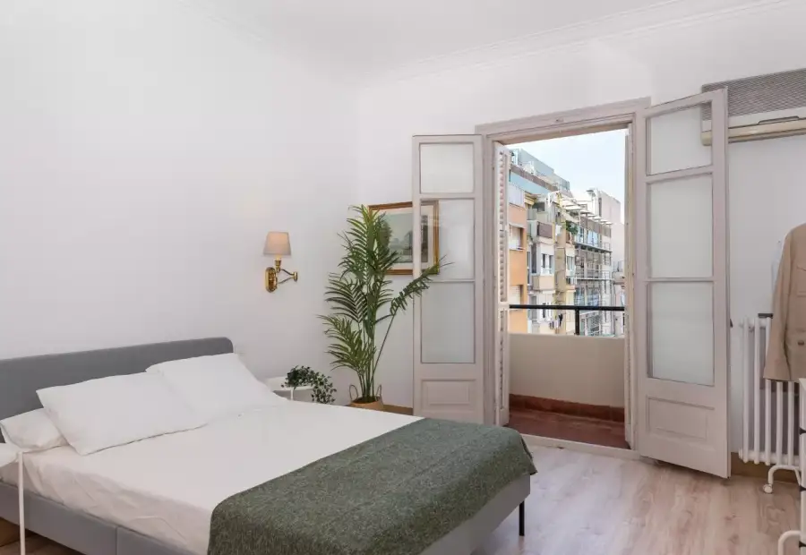 Se alquila habitación en piso de 6 habitaciones en Barcelona en Barcelona