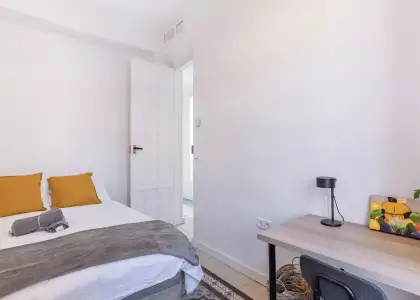 Se alquila habitación en piso de 8 habitaciones en Granada en Granada