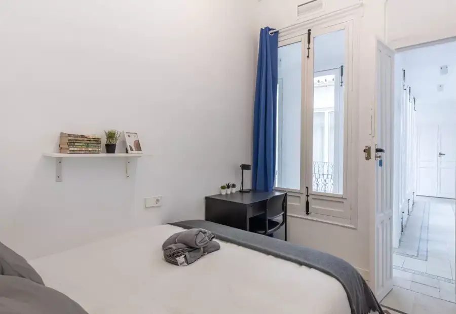 Se alquila habitación en piso de 8 habitaciones en Granada en Granada