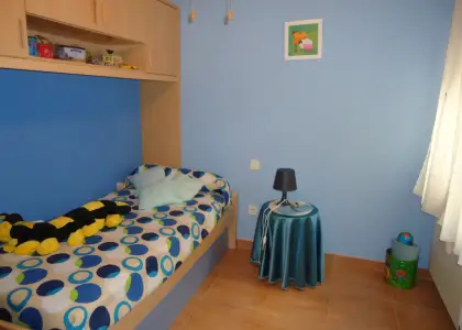Venta de piso en planta baja con tres dormitorios en zona residencial en Manzanares